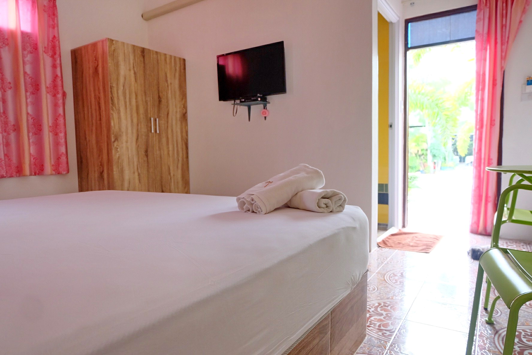 ขายรีสอร์ทหรูสไตล์วินเทจ 2 ไร่ อยู่ใจกลางเมืองสุพรรณ บนถนนทางหลวงหมายเลข 340 บางบัวทอง – สุพรรณบุรี พร้อมดำเนินกิจการต่อได้เลย สวย หรู บรรยากาศดีมาก