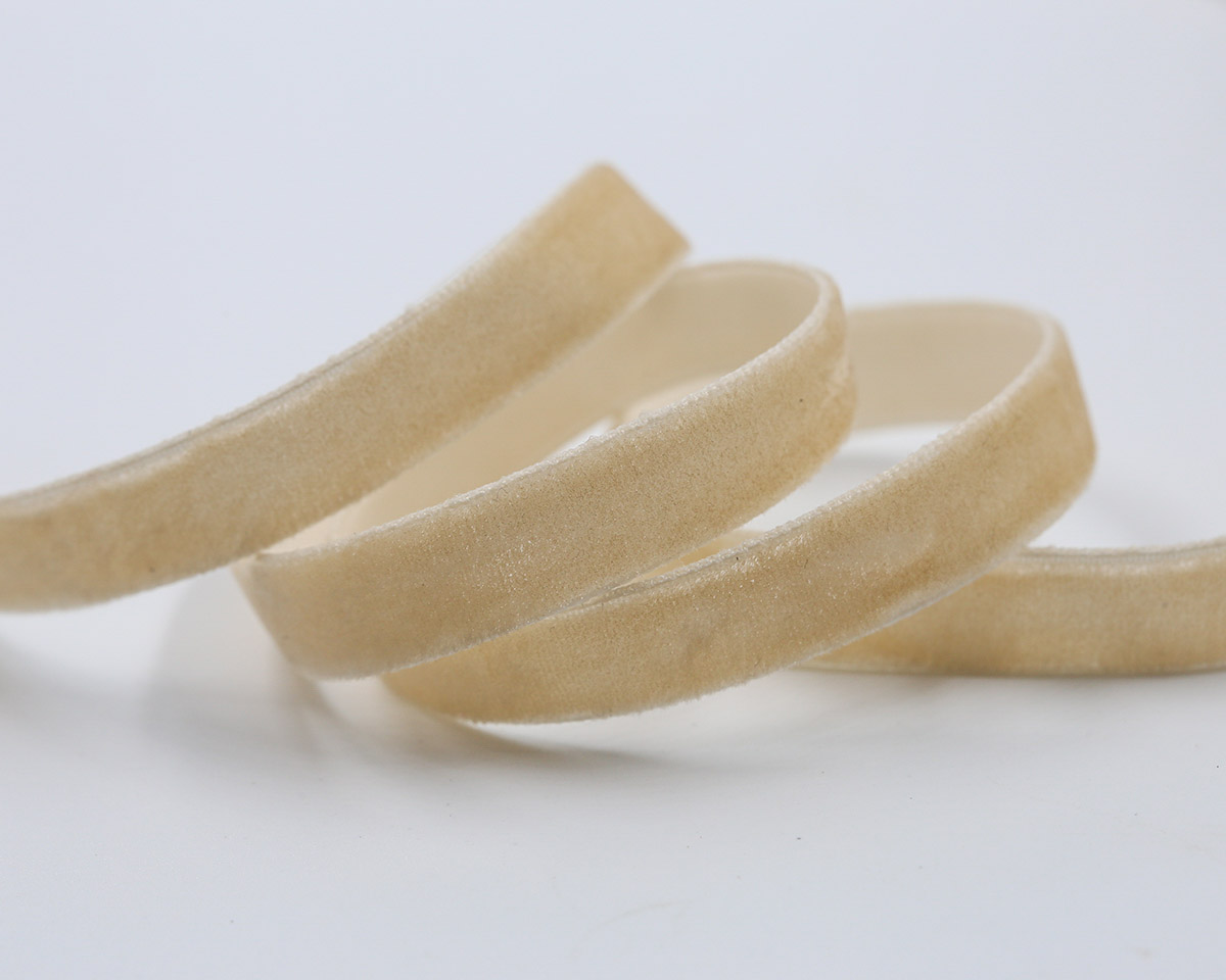 ริบบิ้นกำมะหยี่ สีเนื้อ ขนาด 9 มม.