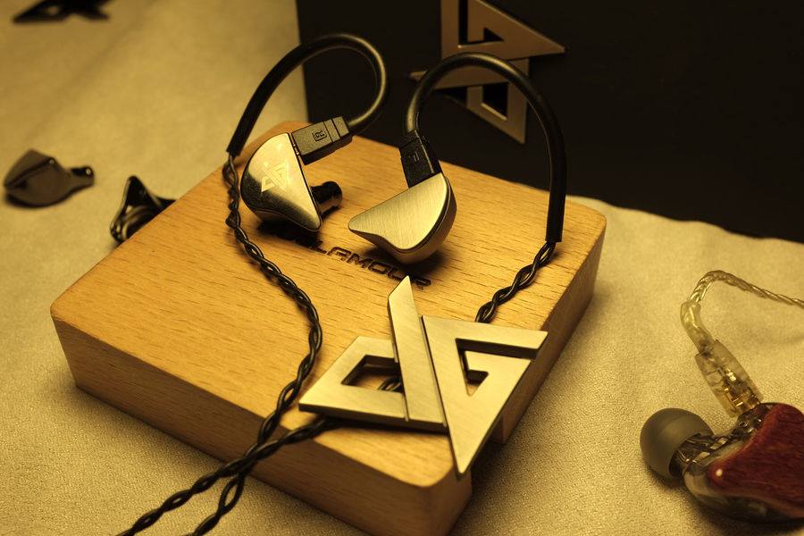 ขาย Auglamour AG-R8 หูฟังระดับ Hi-Fi เสียงดี เบสเด่น ถอดสายได้ มี 2 สี