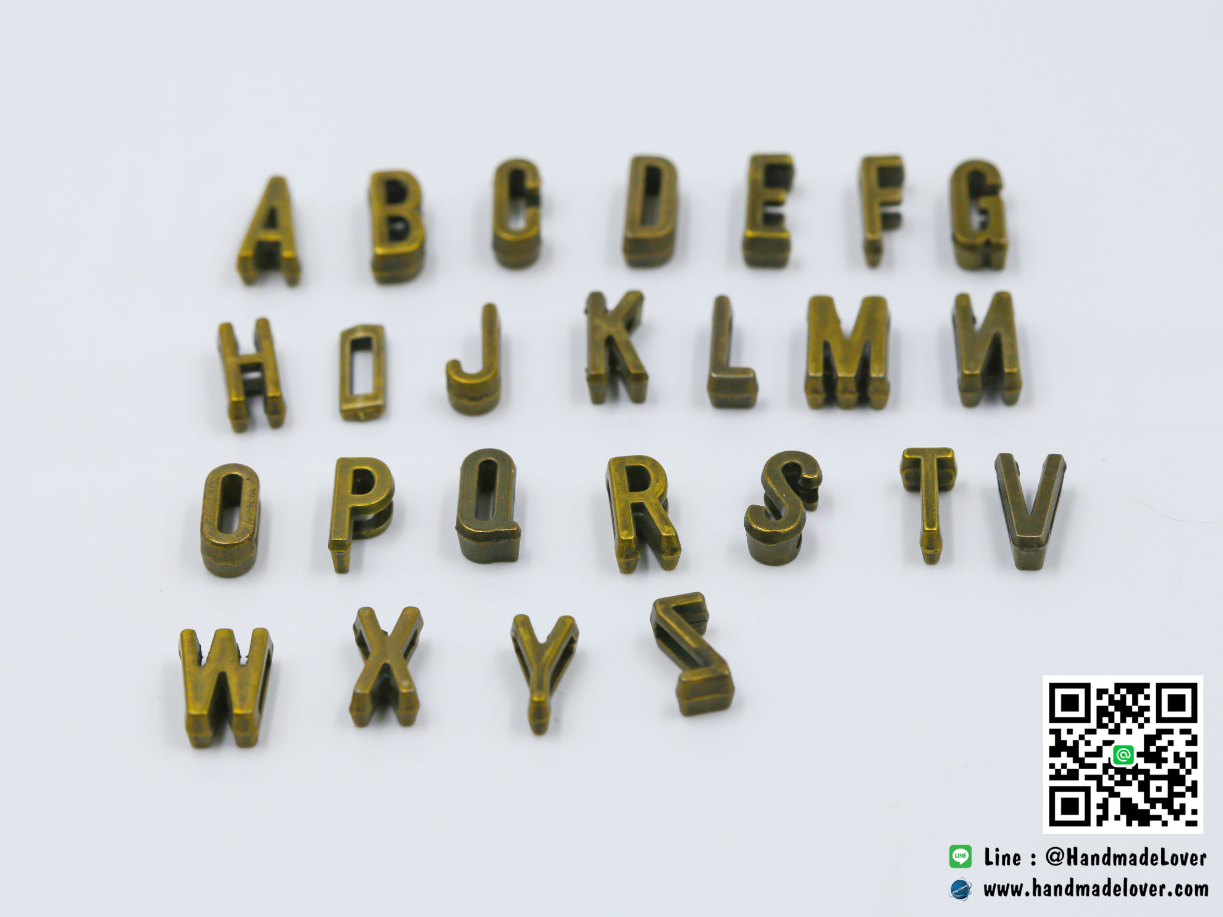 จี้ตัวอักษร สีทองรมดำ แบบสอด A-Z