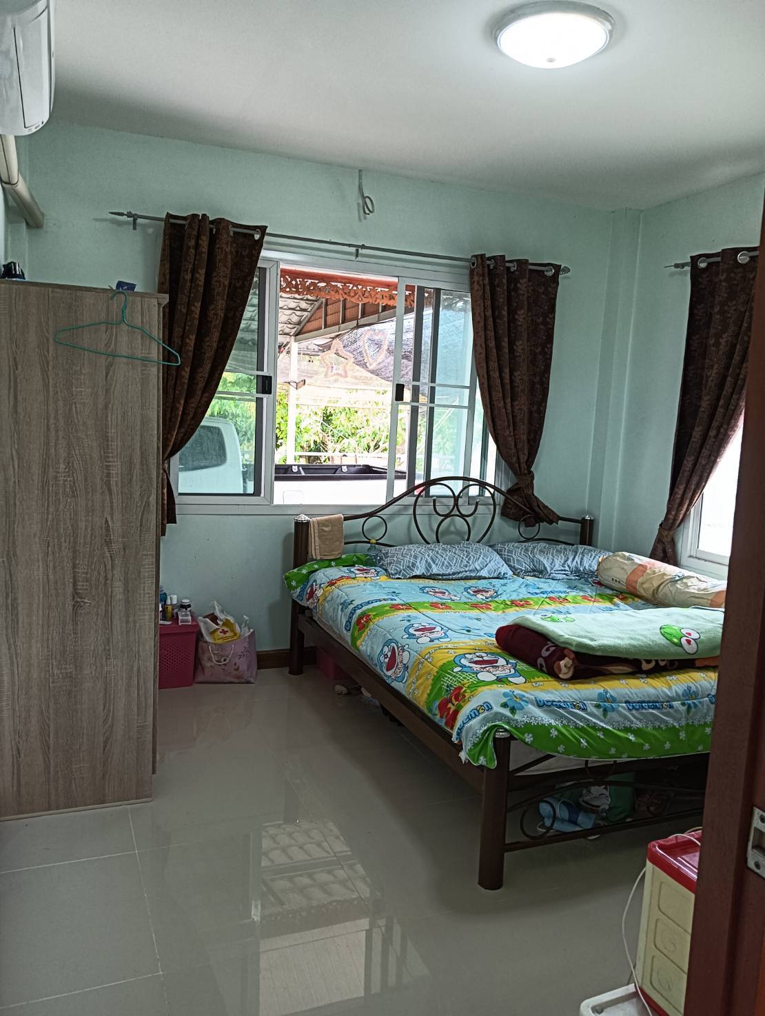 ขายบ้านพร้อมสวนมะม่วง 3 ไร่ ราคา: 3.5 ล้านบาท ติดถนนลาดยาง อ.เมือง จ.สุพรรณบุรี โอกาสทองสำหรับผู้รักบ้านสวน! กำลังมองหาบ้านพร้อมสวนผลไม้ บรรยากาศดี ร่มรื่น สงบ