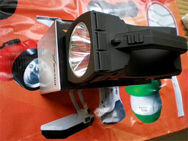 ไฟฉาย LED 1 ดวง 5 W YG5526 ส่องสว่างไกล กันน้ำกันสะเทือนกันกระแทก ไม่กันแต่ขโมย