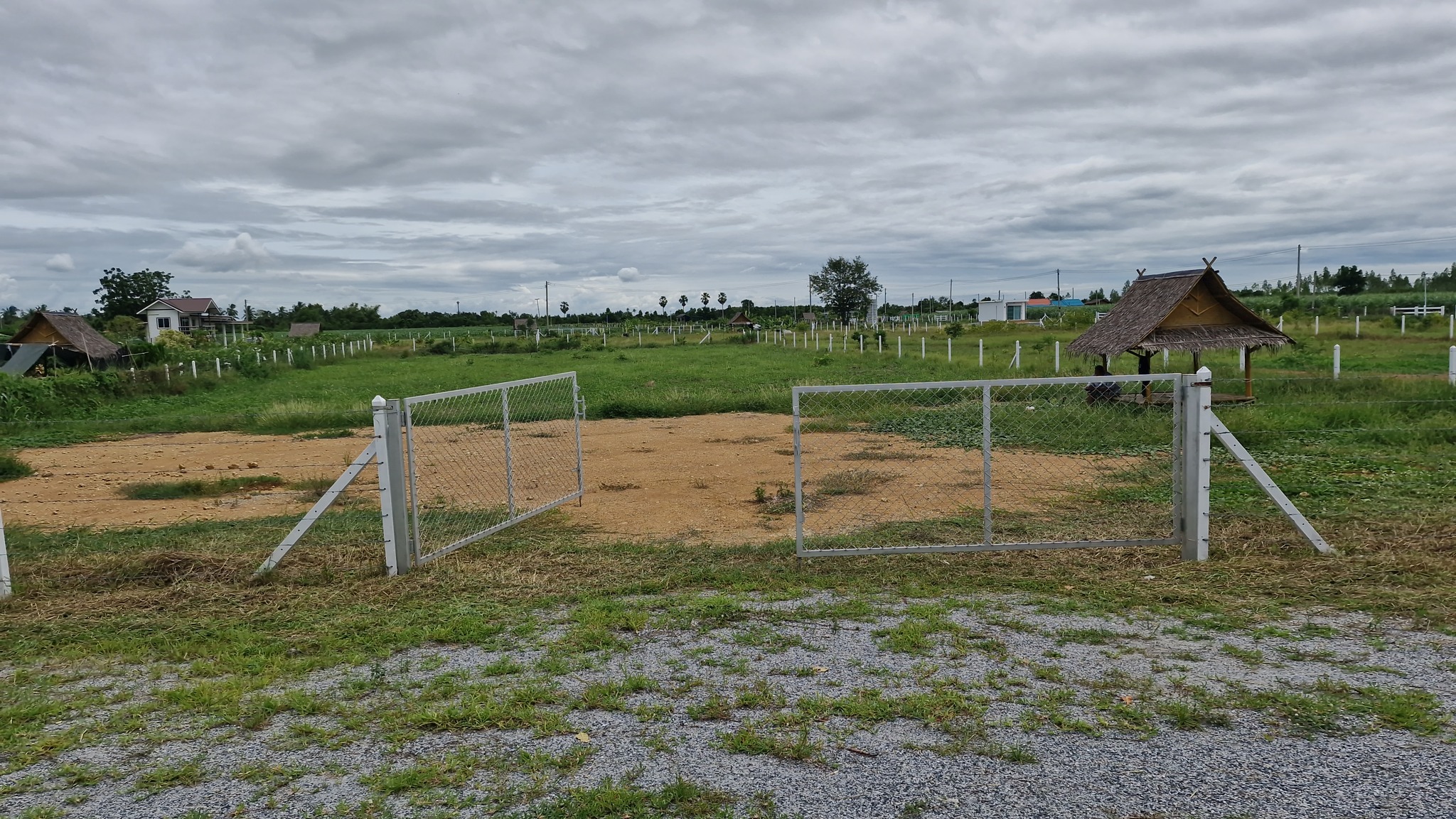 ขายถูก! ที่ดิน 1 ไร่ 2 งาน อ.อู่ทอง สุพรรณบุรี ถมแล้วพร้อมรั้ว ติดถนนลาดยาง ใกล้โรงเรียน วัด โรงพยาบาล ตลาดสด หน้ากว้าง 32 ม. ลึก 82 ม. ถมแล้ว มีรั้ว 💰 ราคาเพียง 629,000 บาท