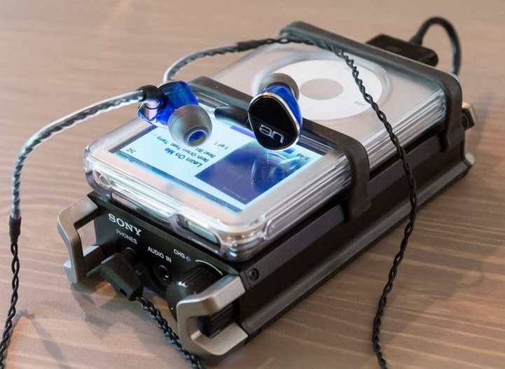 ขายหูฟัง Ultimate Ears 900 (UE 900) อินเอียร์ระดับเทพ 4Driver เปลี่ยนสายได้ มาพร้อมสายมีไมค์ และ คอนโทรลมือถือได้