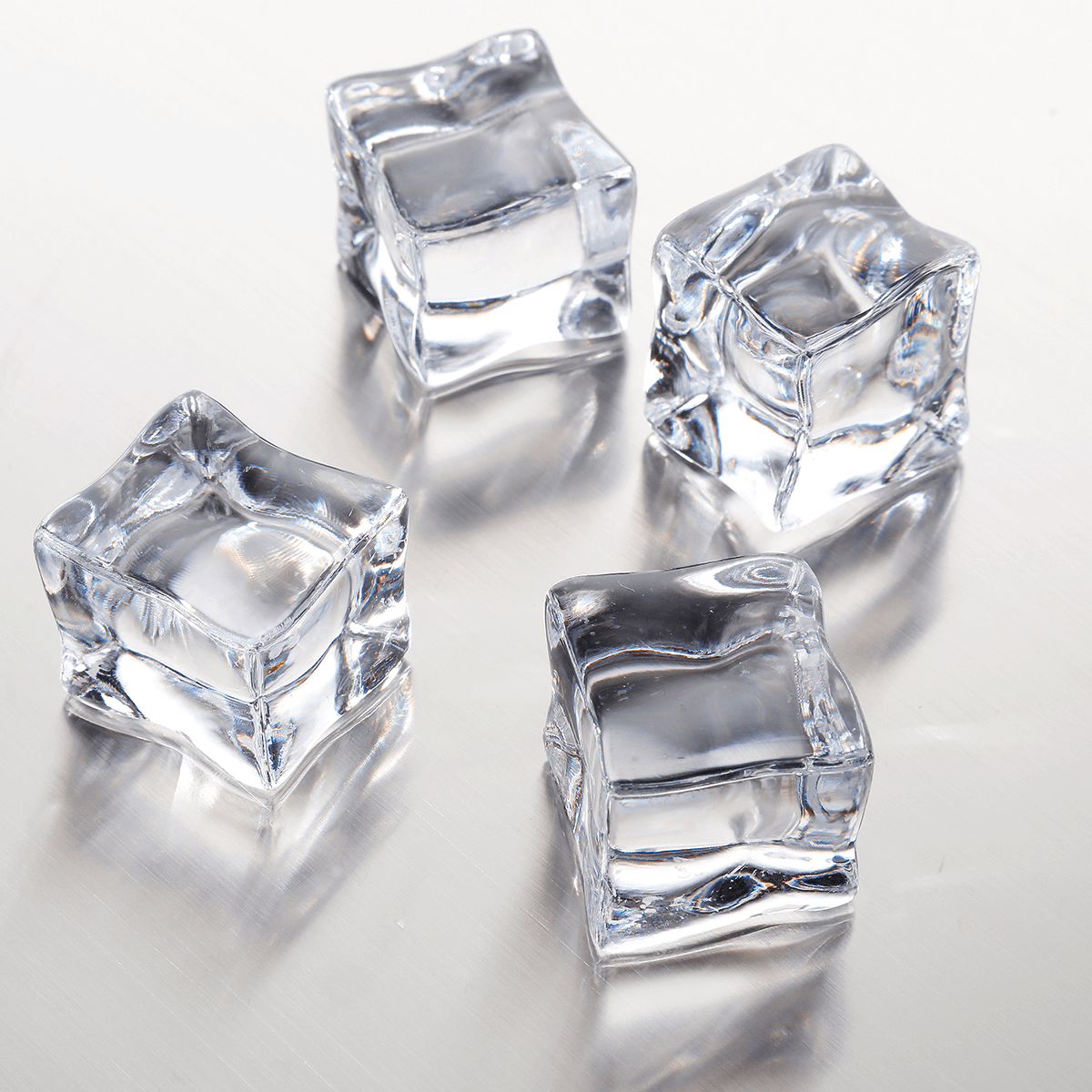 พร็อพน้ำแข็งปลอมสำหรับตกแต่ง ถ่ายภาพ เนื้ออะคริลิคสีใส มี 2 แบบ แบบก้อนสี่เหลี่ยมและแบบเกล็ด มีหลายขนาดให้เลือก