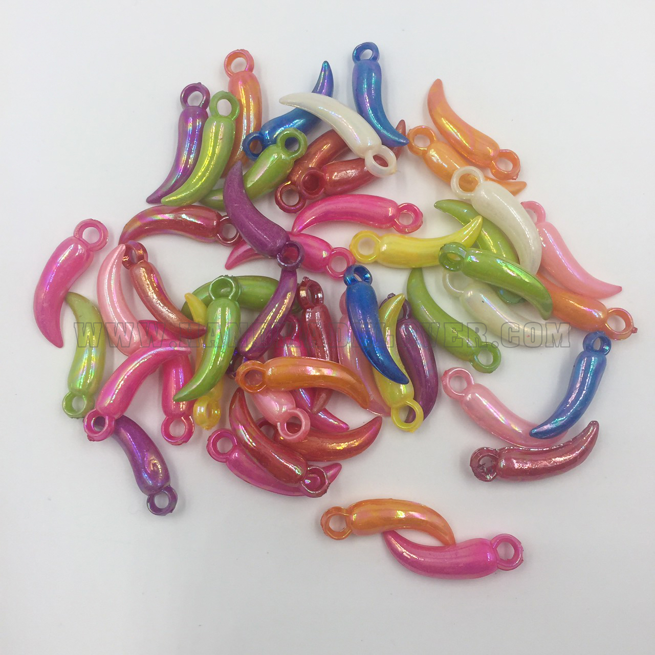 จี้พลาสติก รูปพริก สีเมทัลลิค คละสี (แพ็ค 50 ชิ้น)