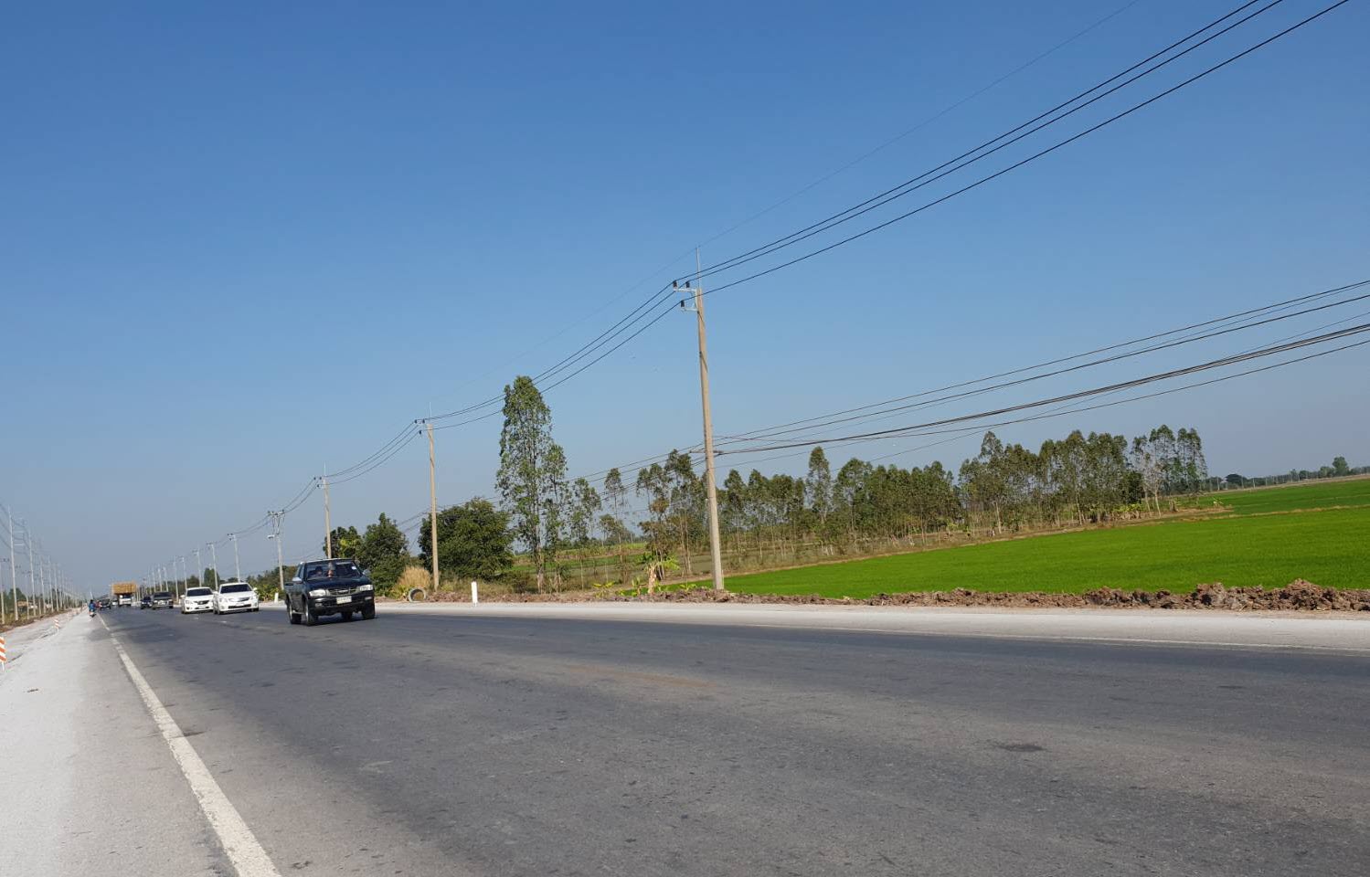 ขายที่ดินแปลงสวย ทำเลทอง ติดถนนสี่เลน เนื้อที่ 8 ไร่ อ.อู่ทอง จ.สุพรรณบุรี หน้ากว้างติดถนน 156 เมตร ติดถนน 2 ด้าน ด้านหน้าติดถนนสี่เลน ใกล้กรุงเทพ เดินทางจาก กทม 122 กม