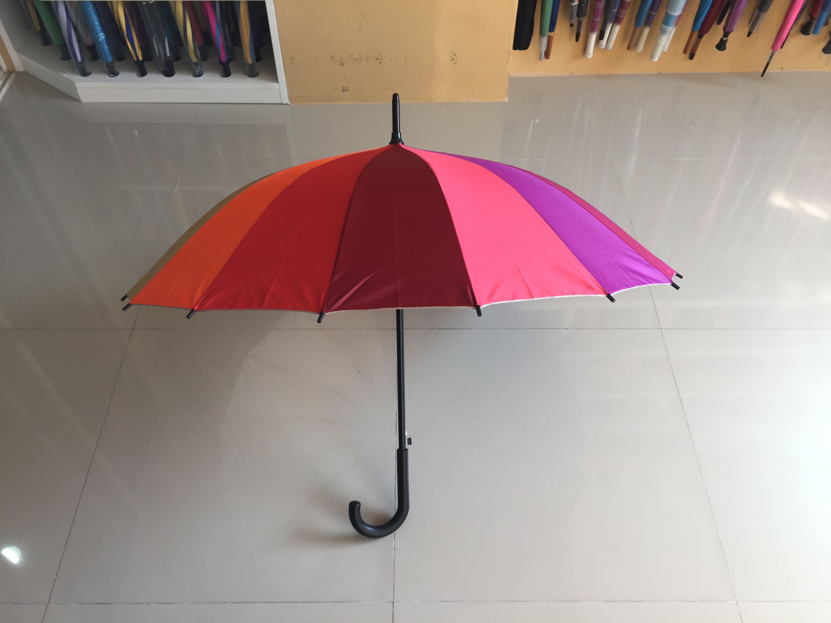 ร่มสีรุ้ง 22 นิ้ว 16 ก้าน ผ้าร่มเคลือบยูวี โครงโลหะ ออโต้เปิด ด้ามจับงอ ปลอกPVC