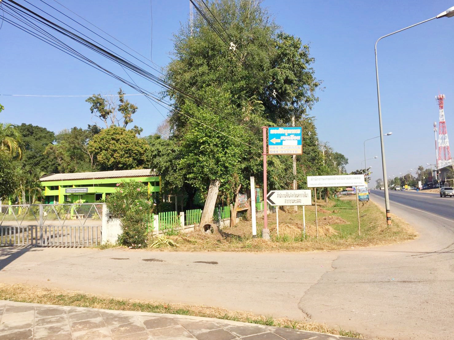 ขายที่ดินโฉนดแปลงสวย ทำเลดี อ.ขามทะเลสอ จ.นครราชสีมา เนื้อที่ 2 ไร่ 3 งาน 4 ตรว ไร่ละ 2.65 ล้าน {ขายยกแปลง} รวมค่าโอน+ภาษี อยู่หลังที่ว่าการอำเภอขามทะเลสอ ติดถนน แปลงสวย ทำเลดีมากๆ ห่างจากสำนักงานกรมที่ดินโคราช สาขาขามทะเลสอ 160 เมตร