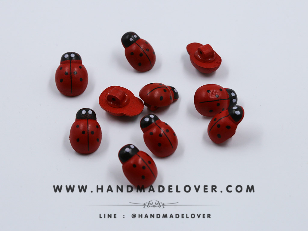 กระดุมไม้ แมลงเต่าทอง ขนาด 14*19 MM [แพ็ค 10 ชิ้น]