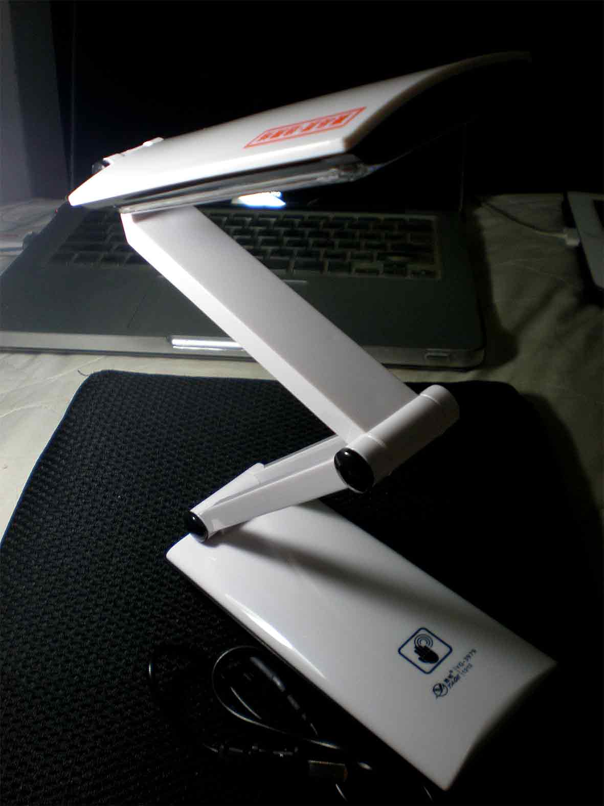 โคมไฟอ่านหนังสือสีขาวรุ่นพิเศษหมุนได้ 360องศาสวิทช์แบบสัมผัส ชาร์จไฟบ้านได้ สินค้าขายดีราคาพิเศษ YG3979