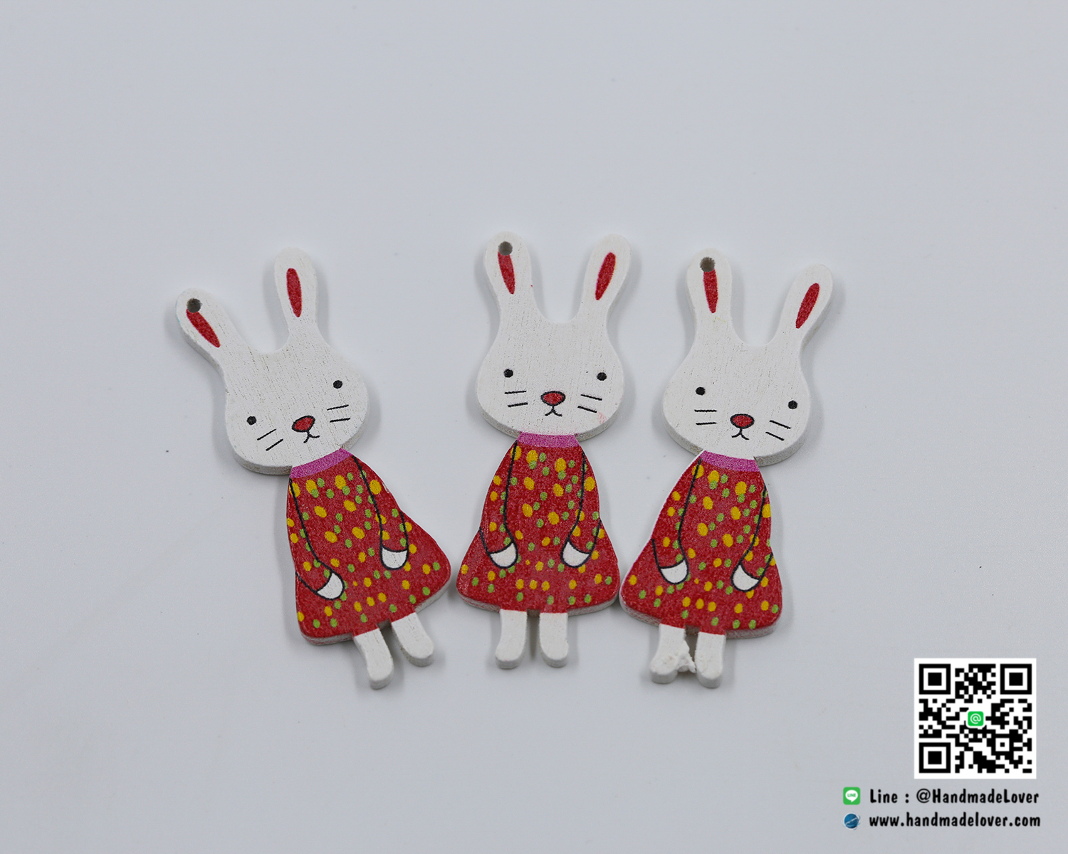 กระดุมไม้ กระต่าย สีแดง ขนาด 55*20 mm [แพ็ค 3 เม็ด]