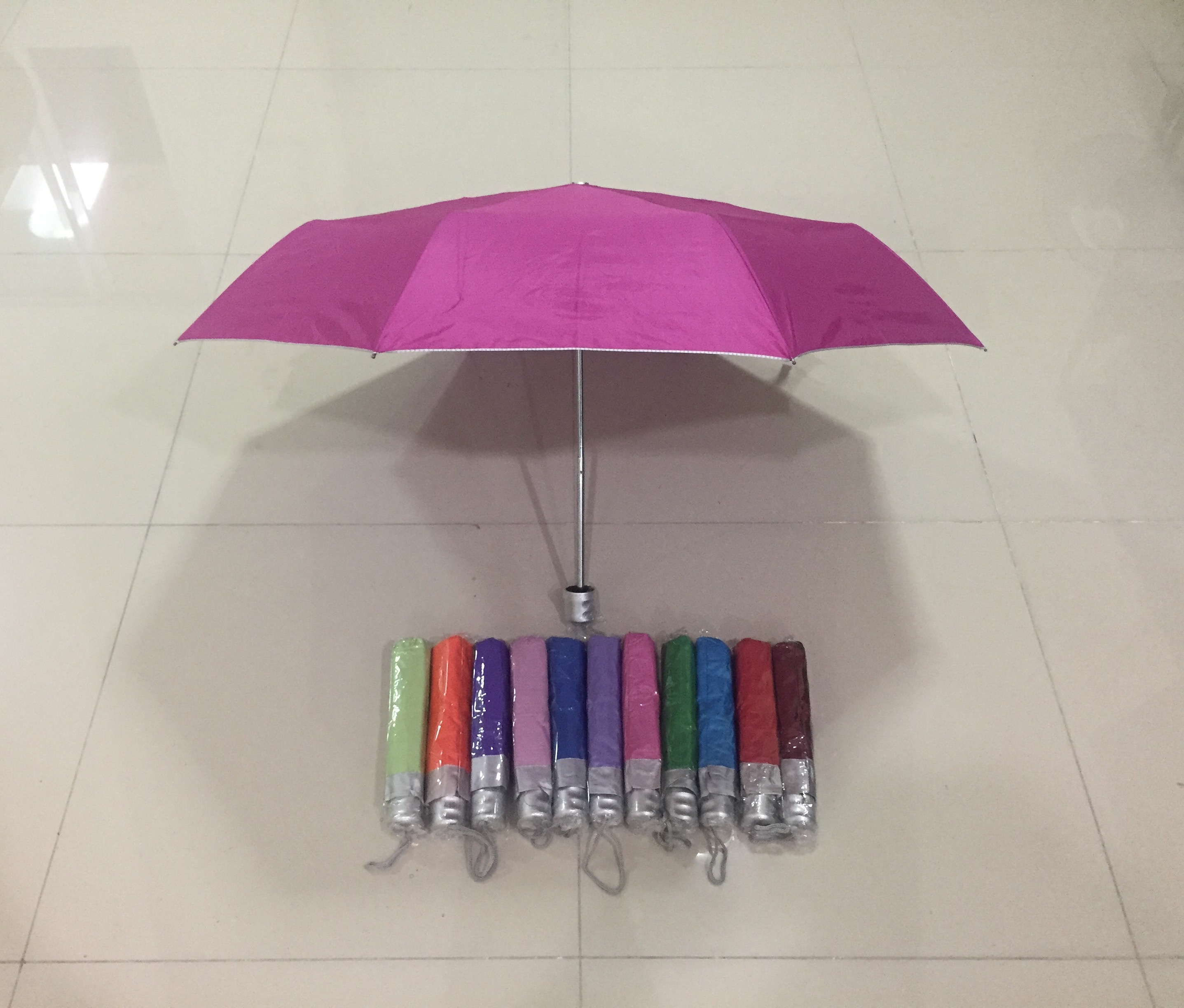 ร่มพับ 3 ตอน ผ้าร่มเคลือบยูวี โครงโลหะ มือเปิด ด้ามจับร้อยเชือก ปลอกผ้า คละสี