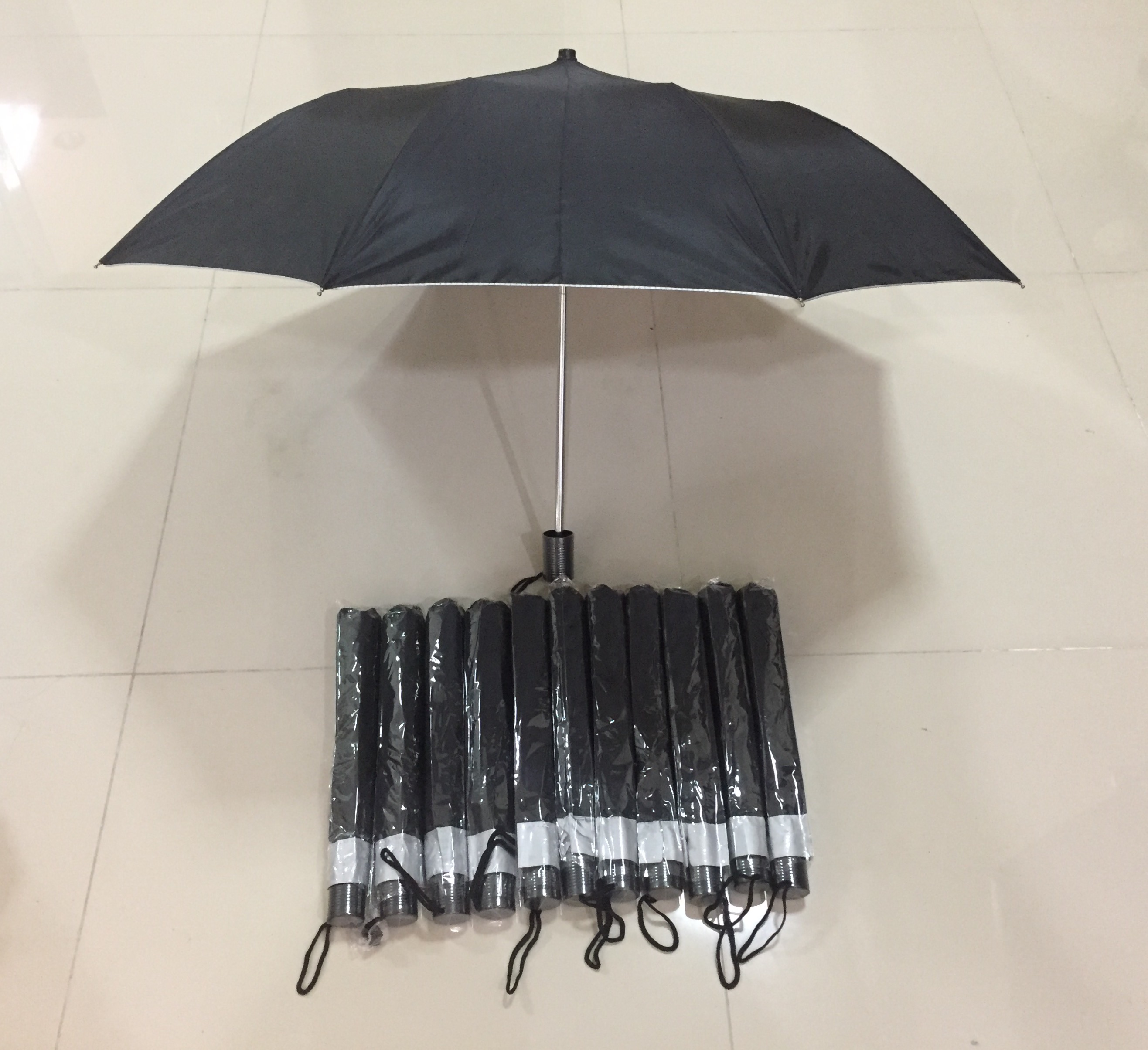 ร่มดำพับ 2 ตอน มือเปิด ผ้าร่มเคลือบยูวีสีดำ โครงโลหะมือเปิด ปลอกผ้าสีดำ