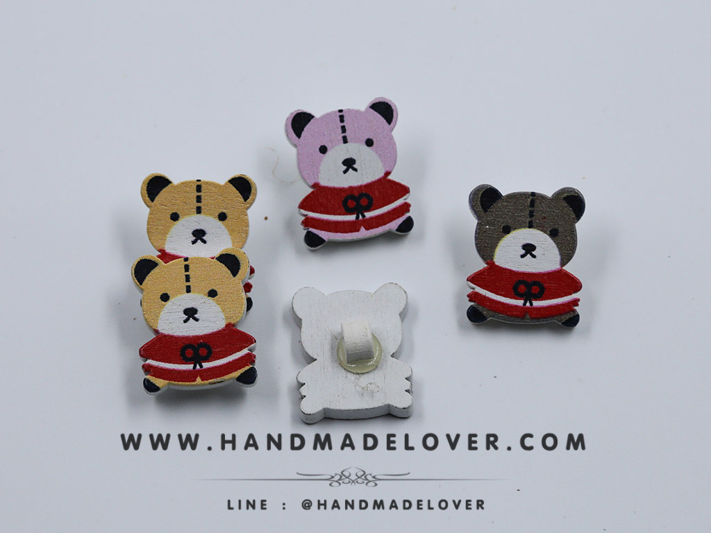 กระดุมไม้ น้องหมี คละสี ขนาด 23*19 mm. [แพ็ค 5 เม็ด]