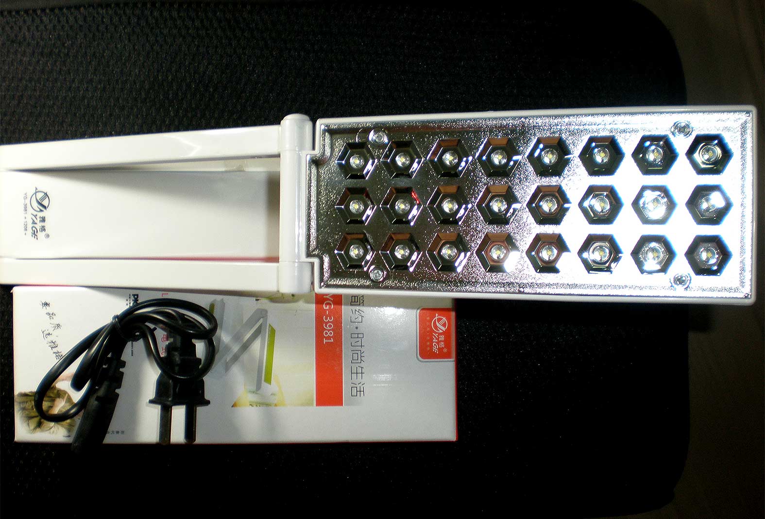 โคมไฟตั้งโต๊ะใช้หลอด LED 36 ดวง YG3981 สินค้าขายดีในตอนนี้