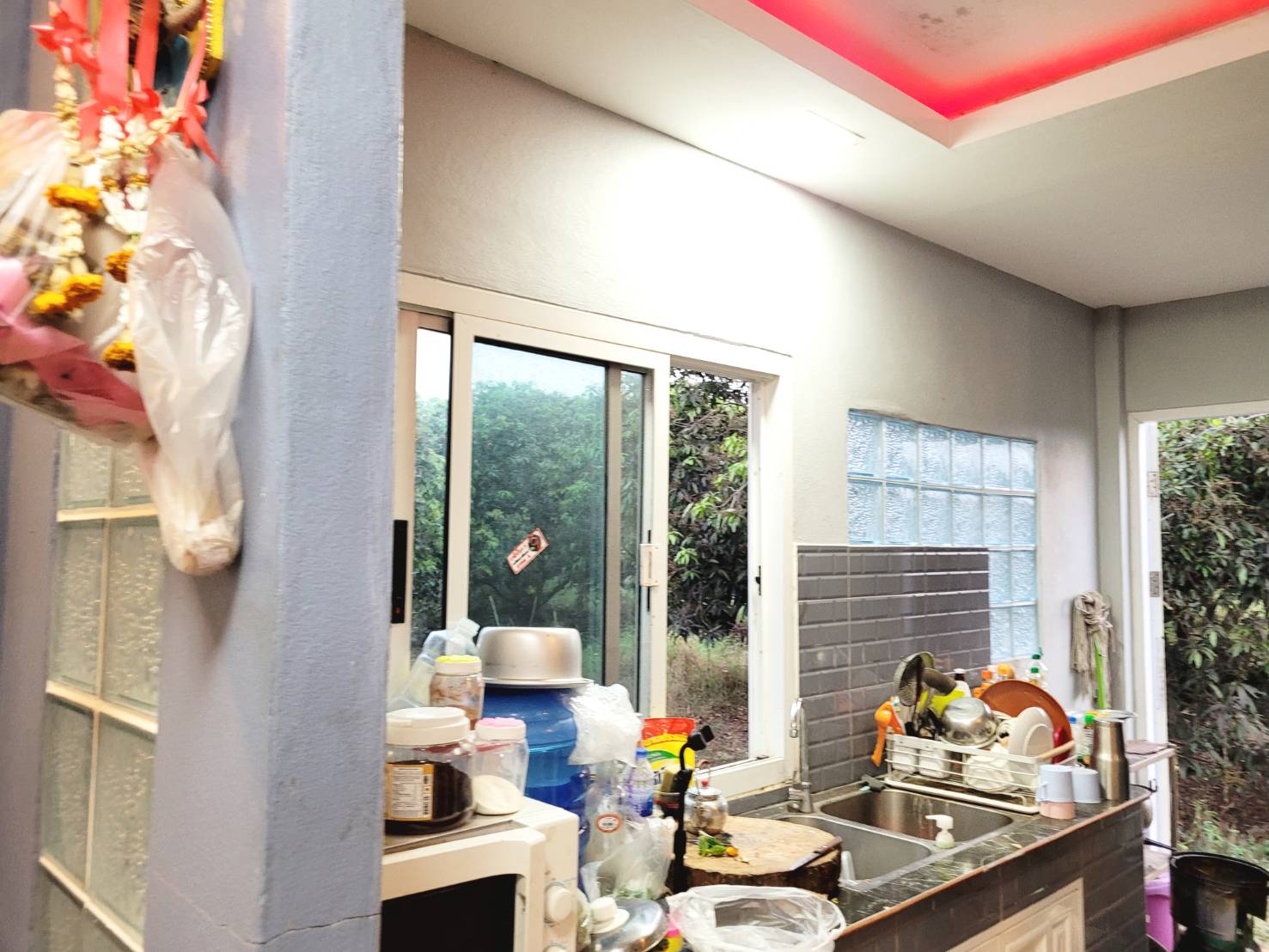 💰ขายแล้ว💰ขายบ้านเดี่ยวบ้านสวน พร้อมสวนมะม่วงน้ำดอกไม้สีทอง เนื้อที่ 2 ไร่ 3 งาน 72 ตรว ต.สนามคลี อ.เมือง จ.สุพรรณบุรี . ติดถนนลาดยาง หน้ากว้าง 24 เมตร ลึกยาว 200 เมตร 🍁มะม่วงน้ำดอกไม้สีทองประมาณ 250 ต้น อา