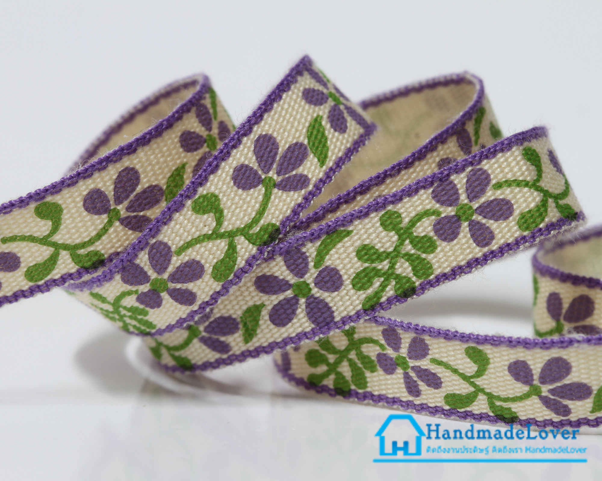 ริบบิ้นผ้าสีขาว พิมพ์ลายดอกไม้สีม่วง ขนาด 10 mm