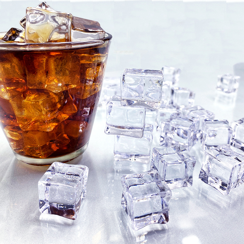 พร็อพน้ำแข็งปลอมสำหรับตกแต่ง ถ่ายภาพ เนื้ออะคริลิคสีใส มี 2 แบบ แบบก้อนสี่เหลี่ยมและแบบเกล็ด มีหลายขนาดให้เลือก