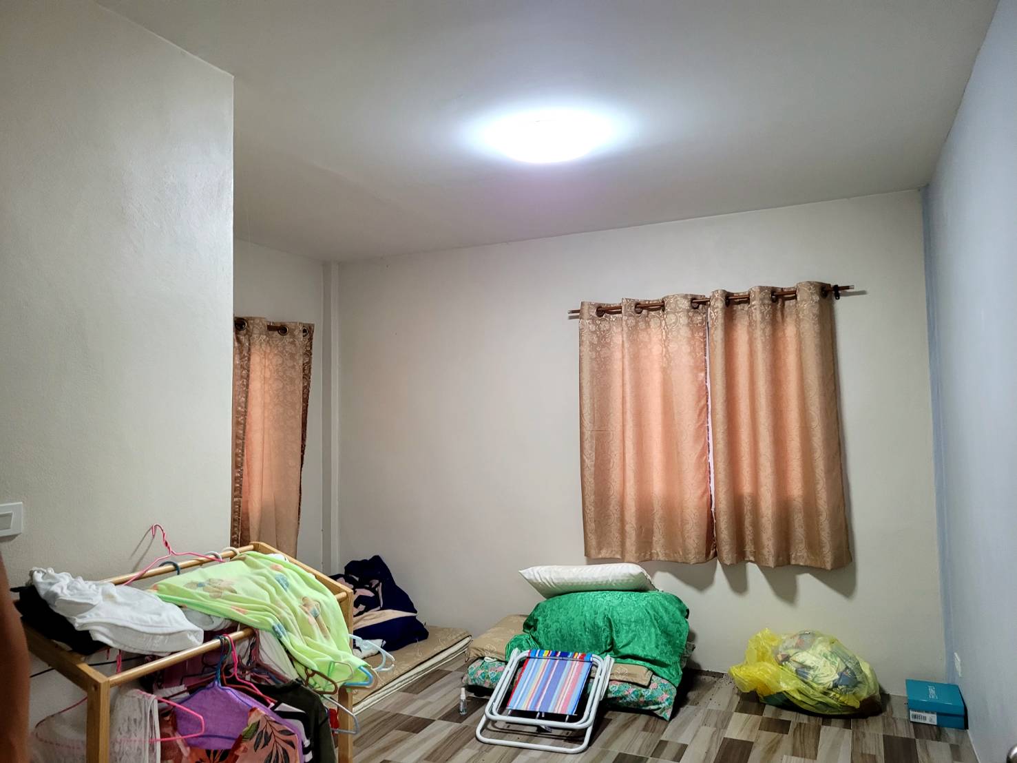 💰ขายแล้ว💰ขายบ้านเดี่ยวบ้านสวน พร้อมสวนมะม่วงน้ำดอกไม้สีทอง เนื้อที่ 2 ไร่ 3 งาน 72 ตรว ต.สนามคลี อ.เมือง จ.สุพรรณบุรี . ติดถนนลาดยาง หน้ากว้าง 24 เมตร ลึกยาว 200 เมตร 🍁มะม่วงน้ำดอกไม้สีทองประมาณ 250 ต้น อา