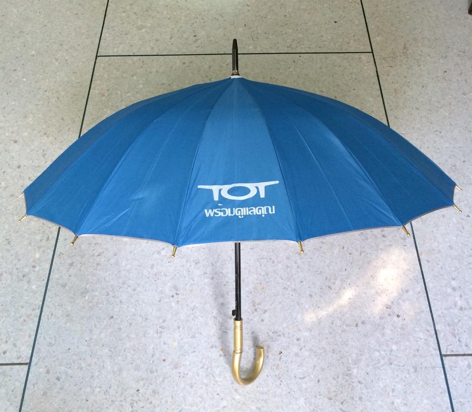 ร่ม 16 ก้าน 22 นิ้ว ผ้าUV โครงโลหะ ออโต้เปิด ด้ามจับงอ ปลอกPVC สกรีนโลโก้