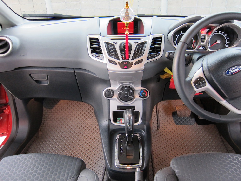 พรมปูพื้นรถยนต์ พรมกระดุม รถ FORD FIESTA 4-5 ประตู ปี 2012-2018 ชุดภายในห้องโดยสาร จำนวน 12 ชิ้น