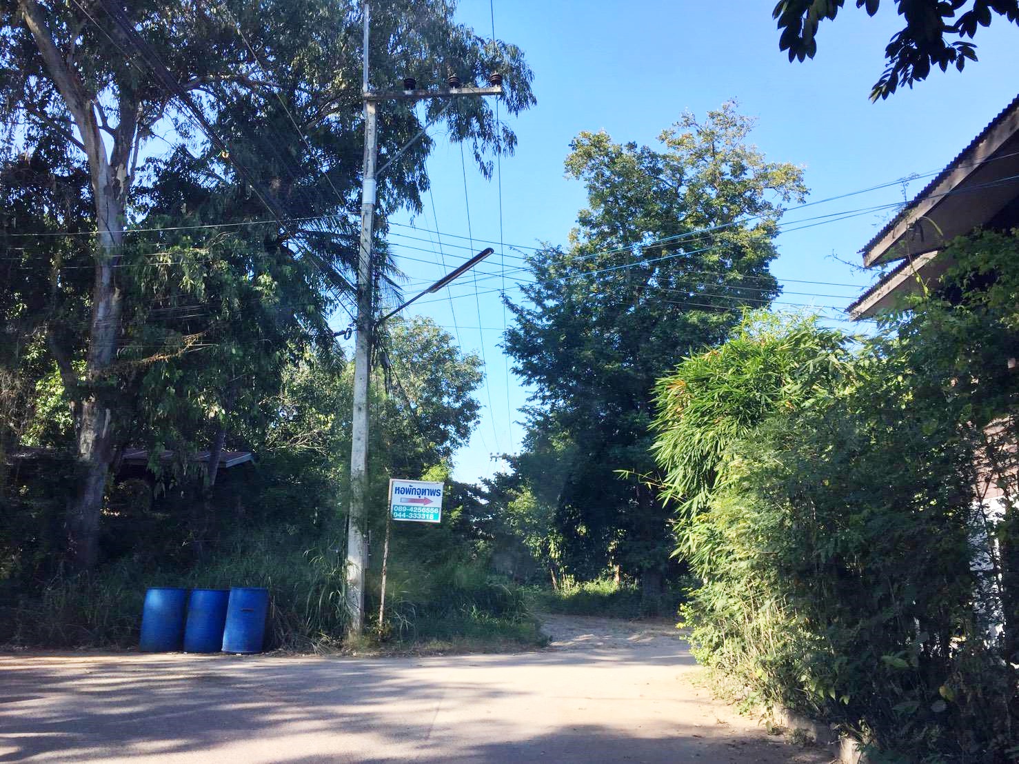 ขายที่ดินโฉนดแปลงสวย ทำเลดี อ.ขามทะเลสอ จ.นครราชสีมา เนื้อที่ 2 ไร่ 3 งาน 4 ตรว ไร่ละ 2.65 ล้าน {ขายยกแปลง} รวมค่าโอน+ภาษี อยู่หลังที่ว่าการอำเภอขามทะเลสอ ติดถนน แปลงสวย ทำเลดีมากๆ ห่างจากสำนักงานกรมที่ดินโคราช สาขาขามทะเลสอ 160 เมตร