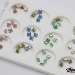 เพชรทรงสีเหลี่ยม ตูดแหลม ขนาด 4 มิล คละ4สี กล่องเหลี่ยมขาว