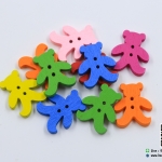 กระดุมไม้ รูปน้องหมี ขนาด 24*31 มม. [แพ็ค 10 ชิ้น]