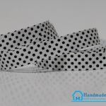ริบบิ้นผ้า กรอสเกรน สีขาวพิมพิ์ลายจุดสีดำ ขนาด 10 มิล