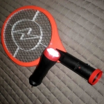 ไม้ตียุง ชาร์จไฟบ้าน ถอดด้ามเป็นไฟฉายได้ LED 5 ดวง