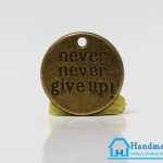 จี้โลหะ วินเทจ สีทองรมดำ รูปเหรียญ Never Give up