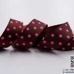 ริบบิ้นผ้า กรอสเกรน สีน้ำตาล พิมพ์ลายจุด ขนาด 22 มิล
