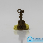 จี้โลหะ วินเทจ สีทองรมดำ รูปอูคูเลเล่