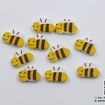 กระดุมไม้ รูปผึ้งน้อย ขนาด 13*20 มม. (แพ็ค 10 ชิ้น)