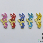 กระดุมไม้ น้องกระต่าย คละสี ขนาด 35*15 มม. [แพ็ค 5 เม็ด]