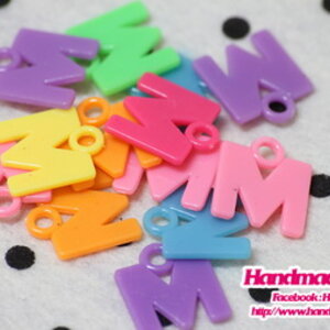 จี้ตัวอักษร พลาสติก A-Z